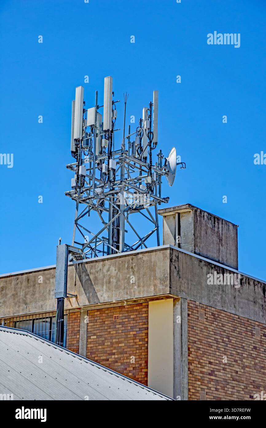 Antenna per telefono cellulare con apparecchiature di trasmissione wireless per telecomunicazioni sul tetto a Gunnedah Australia. Foto Stock