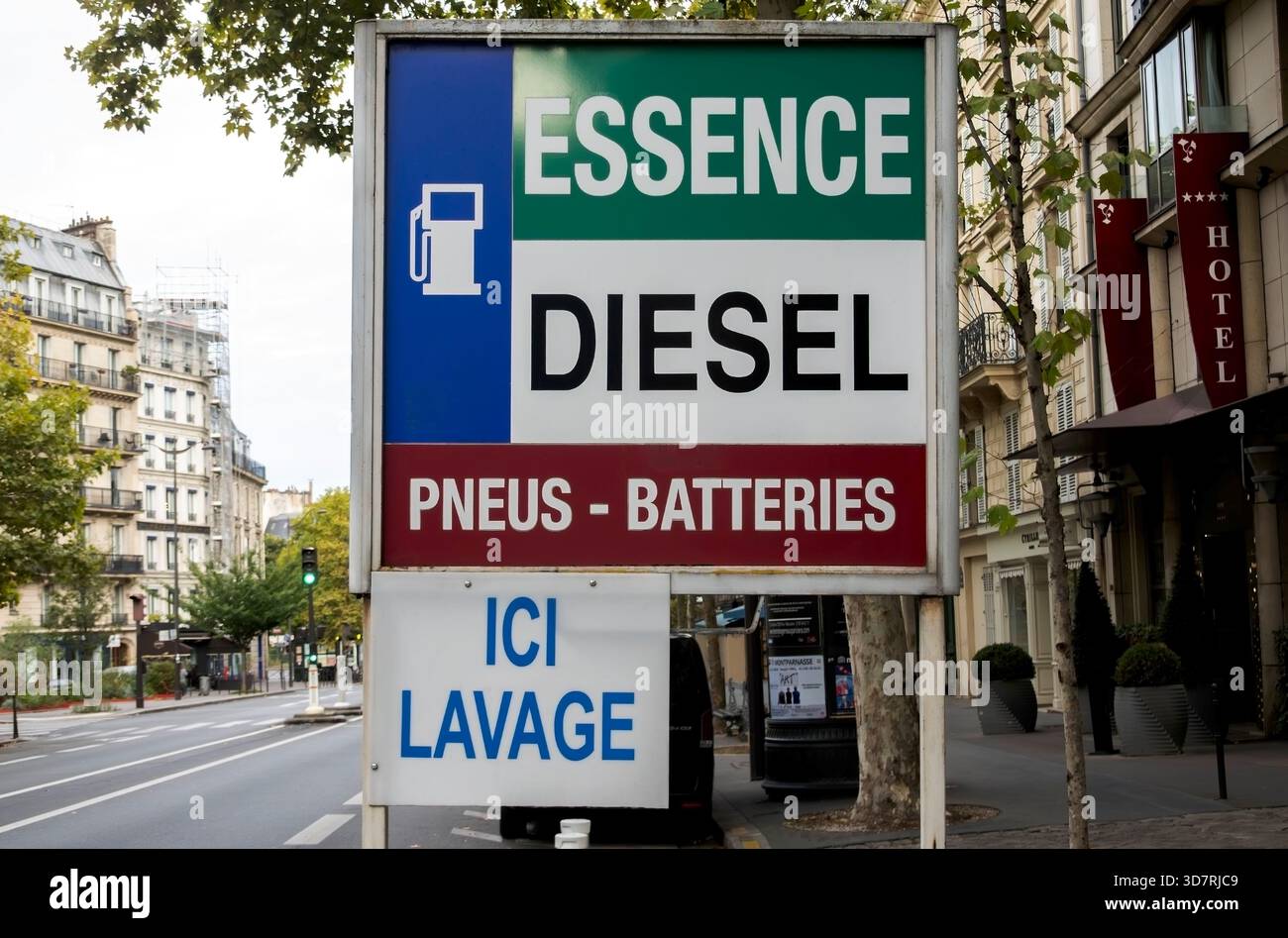 Cartello con la stazione di servizio in Central Paris Street Francia Foto Stock