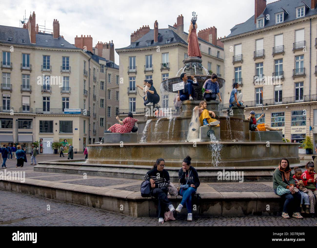 Statue temporanee di gente del posto adornano la fontana nella piazza centrale di Nantes, in Francia Foto Stock