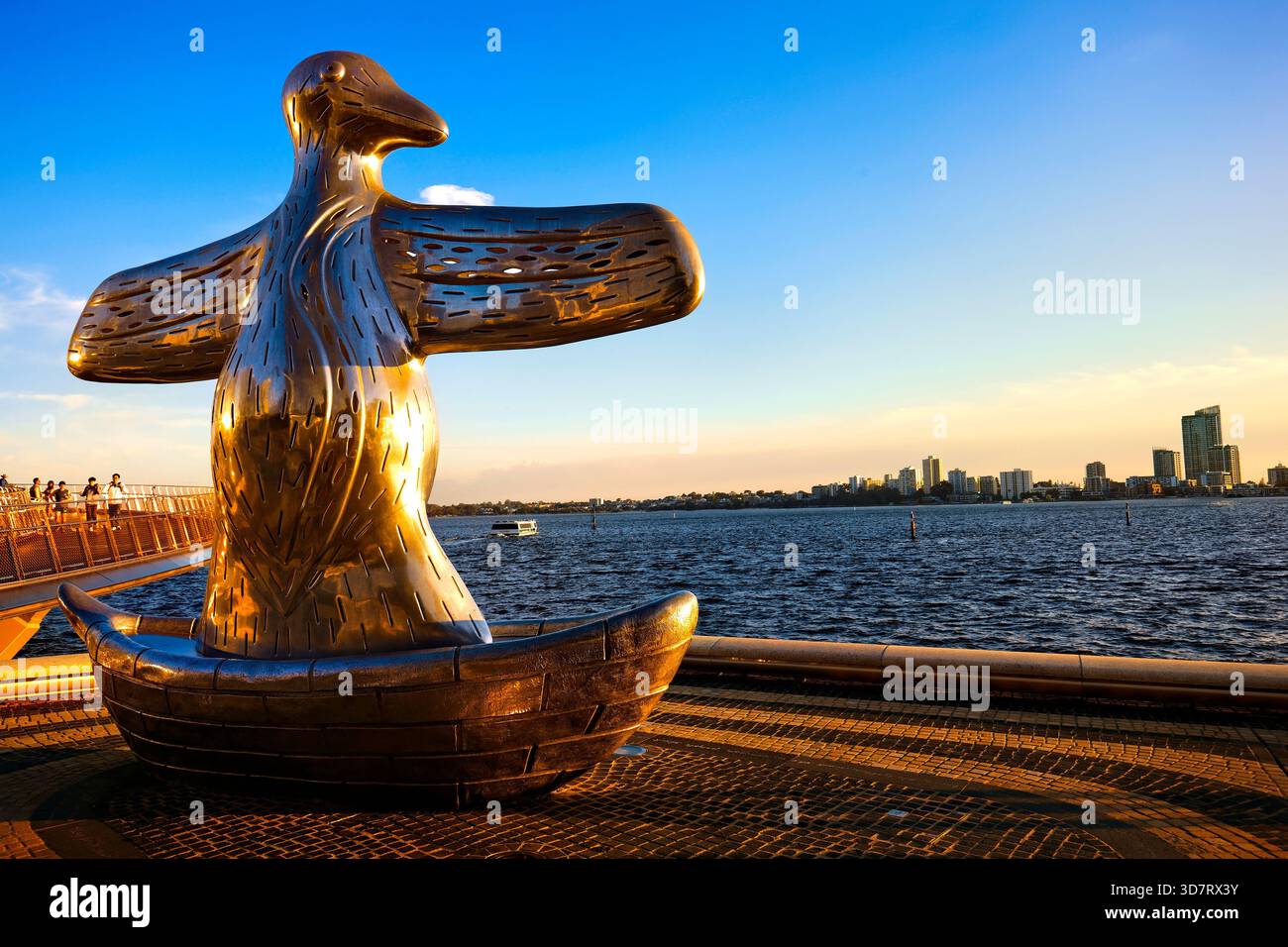 Primo contatto dell'artista Laurel Nannup, chiamato The Bird or the Penguin, Elizabeth Quay, Perth, Australia Occidentale. Foto Stock