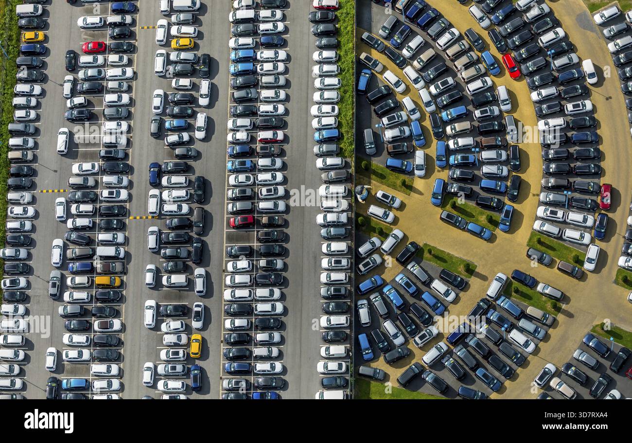 Mercato di auto nuove e veicoli usati e posti auto sul mucchio di Radbod Schacht 1+2 con la concessionaria W. POTTHOFF GmbH, Internet Car Deale Foto Stock