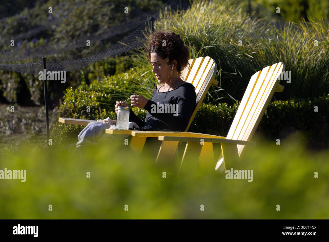 Donna rilassante e coccolata al Golden Gate Park di San Francisco Foto Stock