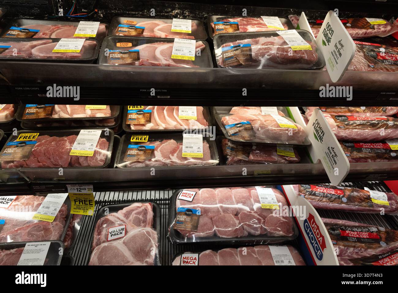 Tagli di maiale confezionati nella sezione della carne del negozio di alimentari Foto Stock