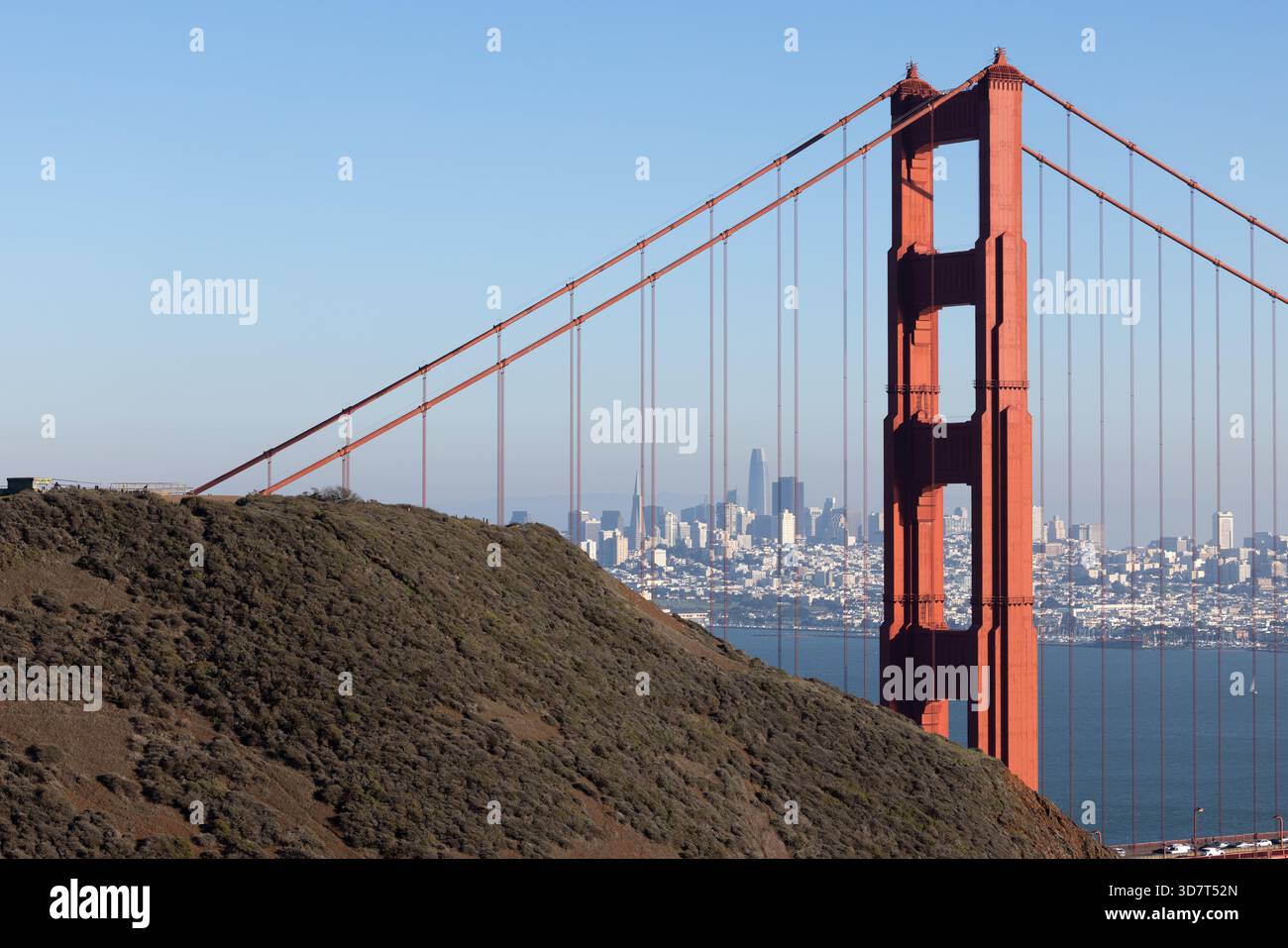 Golden Gate Bridge e skyline di San Francisco dietro Coastal Hill Foto Stock