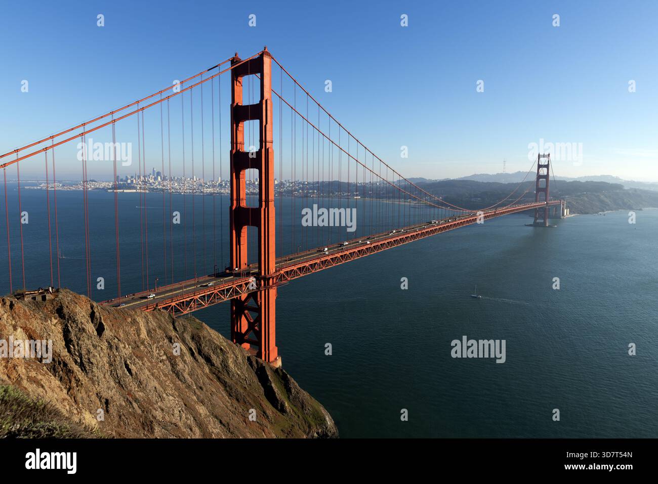 Vista panoramica del Golden Gate Bridge dal Coastal Overlook nell'area ricreativa nazionale del Golden Gate di San Francisco Foto Stock
