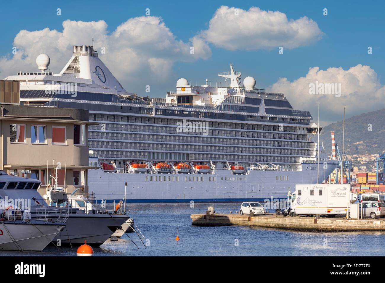 Napoli, Italia - 27 giugno 2021: Veduta del Porto di Napoli e della gigantesca nave da crociera ormeggiata in una giornata di sole. Foto Stock