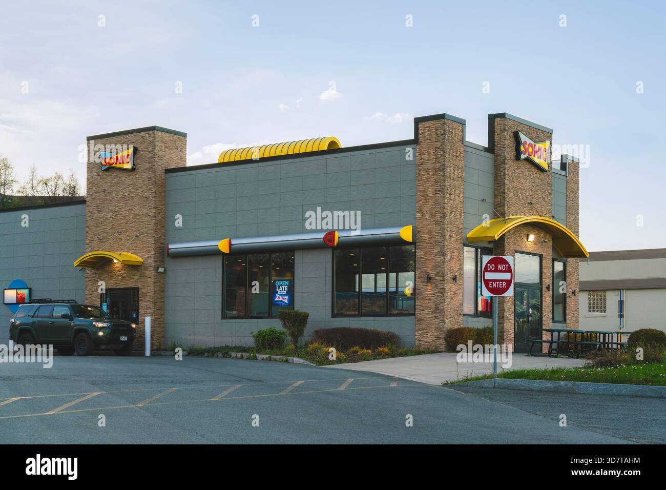 DeWitt, New York - 19 novembre 2025: Sonic, o Sonic Drive-in, è una catena di fast food statunitense nota per i suoi servizi drive-in e carhop, server on roller Foto Stock
