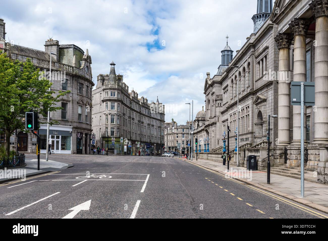 Aberdeen, Scozia, Regno Unito - 7 luglio 2024: Vista sulla città e attività quotidiane ad Aberdeen con persone che camminano, si spostano nel traffico e edifici storici in granito Foto Stock