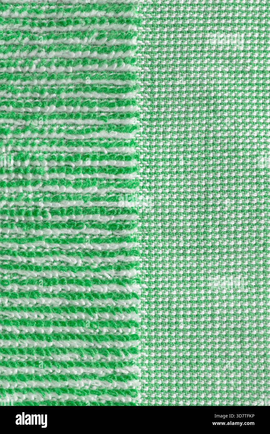 Primo piano della trama di una spugna di cotone verde e bianco come sfondo Foto Stock
