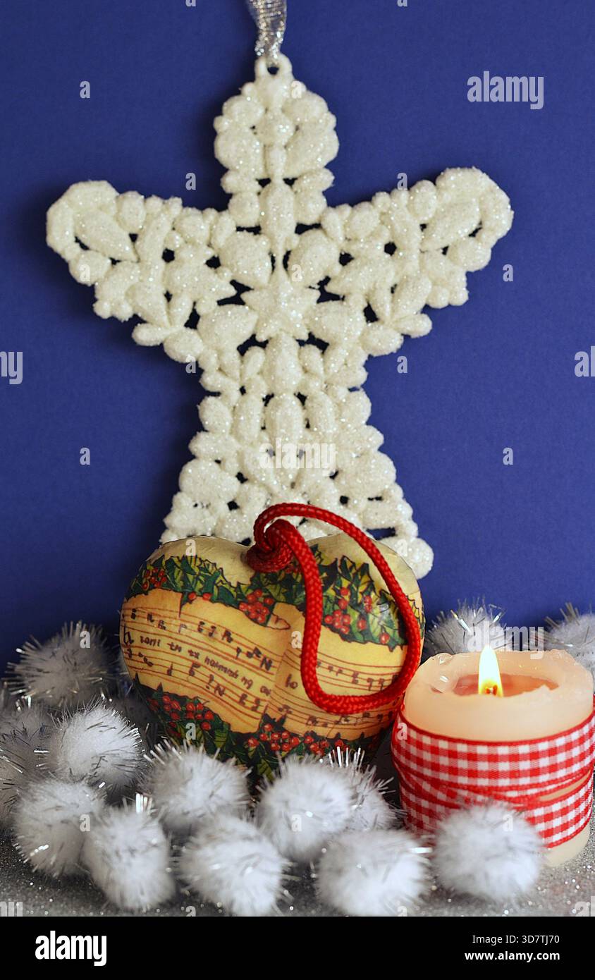 Angelo con ornamento natalizio a forma di cuore, motivo spartiti, biglietto di auguri natalizi Foto Stock