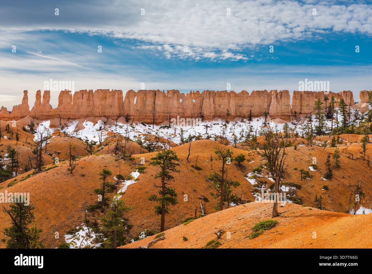 Vivace vista a colori del Bryce Canyon National Park, Utah, che mostra i suoi iconici hoodoos, le torreggianti guglie rocciose e gli ampi paesaggi del canyon Foto Stock
