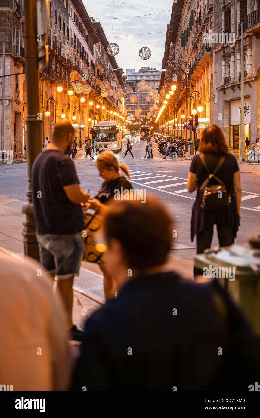 Osservazione delle persone a Palma di Maiorca, Avinguda de Jaume lll, un "miglio d'oro" di shopping. Foto Stock