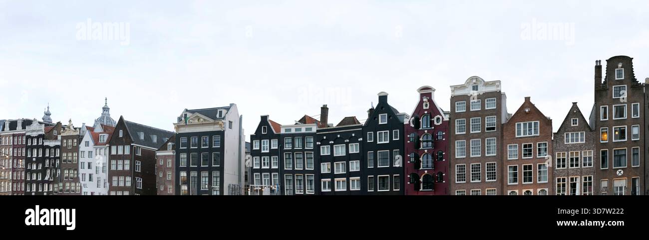 Foto vibranti delle case colorate lungo i canali nell'area di Reederijplas di Amsterdam. L'immagine cattura il fascino unico e il carattere di AMS Foto Stock