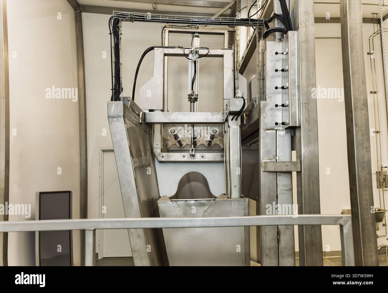 Lavatrice industriale per bacini di carne per impianti di lavorazione alimentare macelli e altri impianti di trasformazione alimentare, carrello commerciale per la carne e lavatrice per buggy Foto Stock