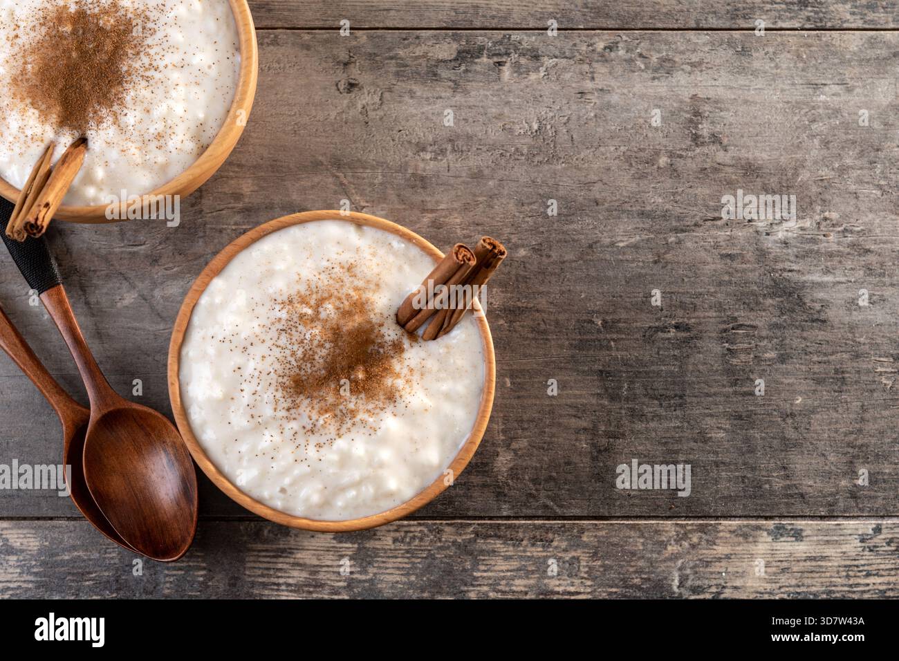 Crema pasticcera spagnola fatta in casa servita in una ciotola su un tavolo di legno Foto Stock