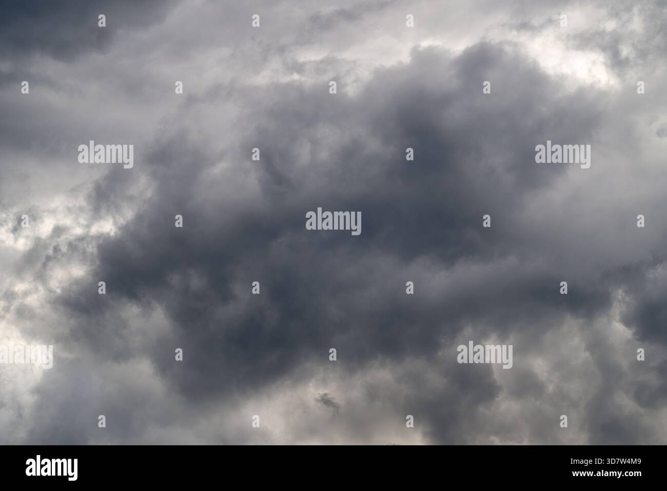 Le tempeste portano nuvole scure e minacciose, perfette per paesaggi spettacolari e fotografie d'atmosfera. Foto Stock