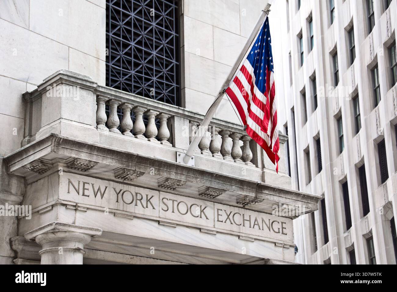 Cartello d'ingresso dell'edificio della Borsa di New York e bandiera degli Stati Uniti a Wall Street, affari, commercio e finanza a New York, Stati Uniti Foto Stock