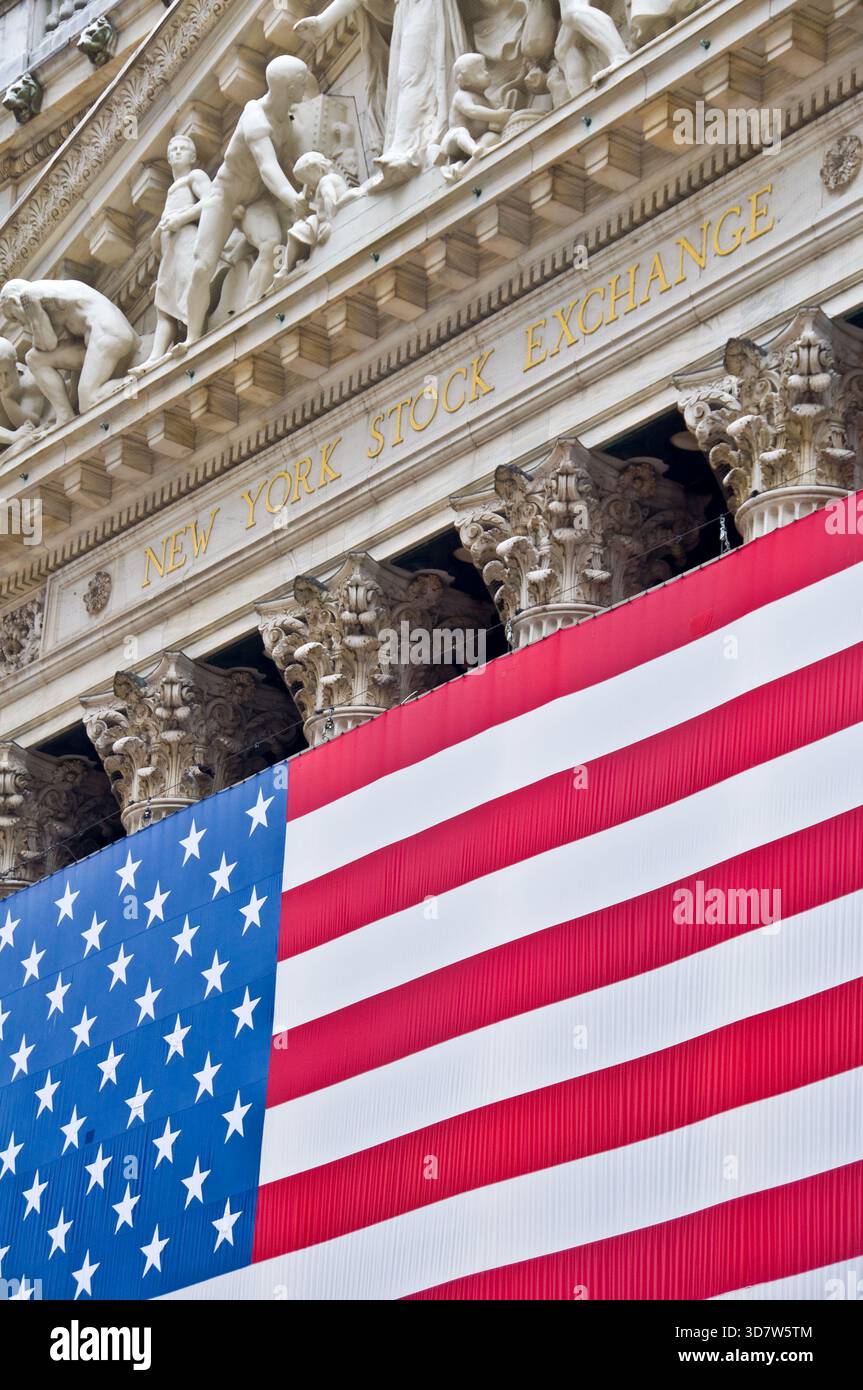 Cartello d'ingresso dell'edificio della Borsa di New York e bandiera degli Stati Uniti a Wall Street, affari, commercio e finanza a New York, Stati Uniti Foto Stock