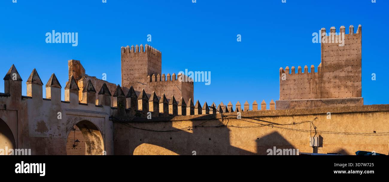 Antiche mura della fortezza con merlature sotto un cielo azzurro. Fez, Fez-Meknes, Marocco settentrionale Foto Stock
