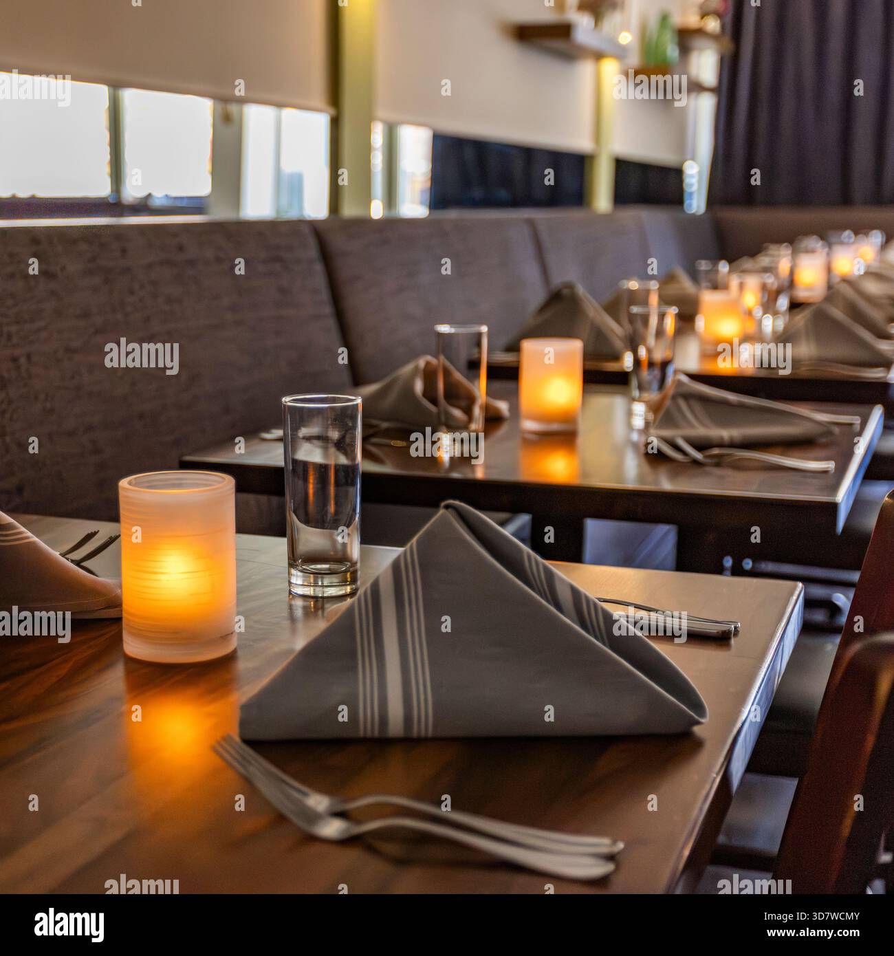 Disposizione dei tavoli del ristorante bistrot Foto Stock