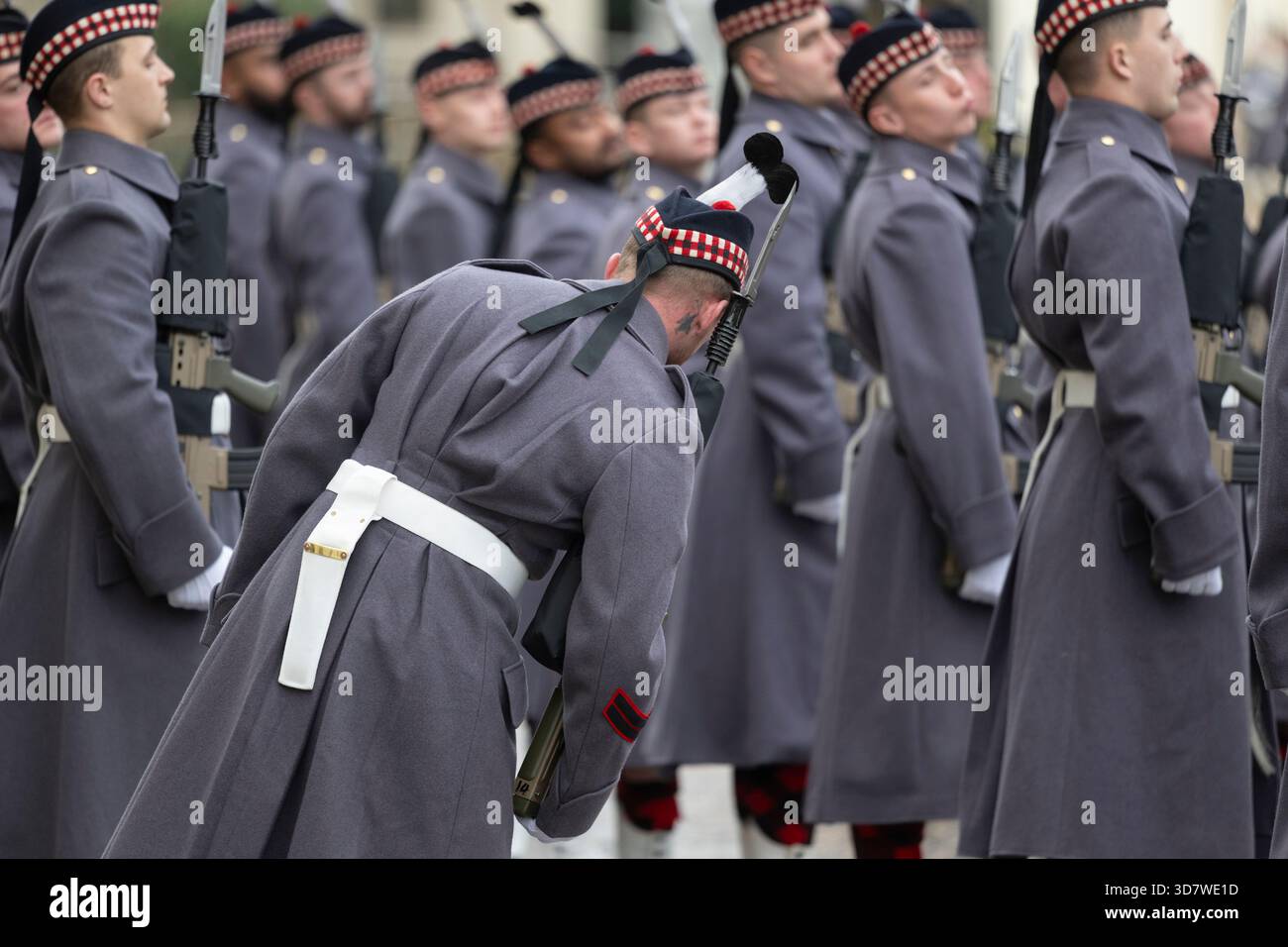 Wellington Barracks, Londra, Regno Unito. 27 novembre 2025. Balaklava Company, 5th Battalion, il Royal Regiment of Scotland viene sottoposto a un'ispezione da parte di alti ufficiali della Household Division prima che iniziino i loro compiti pubblici a Buckingham Palace, St. James's Palace e Castello di Windsor, l'iconica cerimonia del cambio della Guardia e la Torre Guard al loro repertorio. È presente anche la loro mascotte pony delle Shetland, caporale Cruachan IV. Credito: Malcolm Park/Alamy Live News Foto Stock