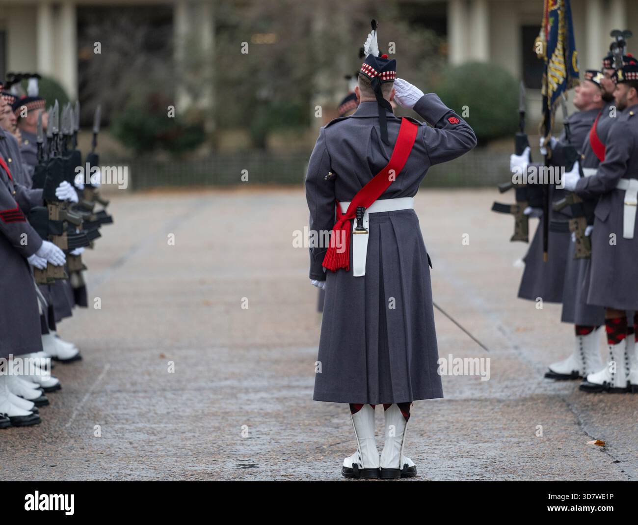 Wellington Barracks, Londra, Regno Unito. 27 novembre 2025. Balaklava Company, 5th Battalion, il Royal Regiment of Scotland viene sottoposto a un'ispezione da parte di alti ufficiali della Household Division prima che iniziino i loro compiti pubblici a Buckingham Palace, St. James's Palace e Castello di Windsor, l'iconica cerimonia del cambio della Guardia e la Torre Guard al loro repertorio. È presente anche la loro mascotte pony delle Shetland, caporale Cruachan IV. Credito: Malcolm Park/Alamy Live News Foto Stock