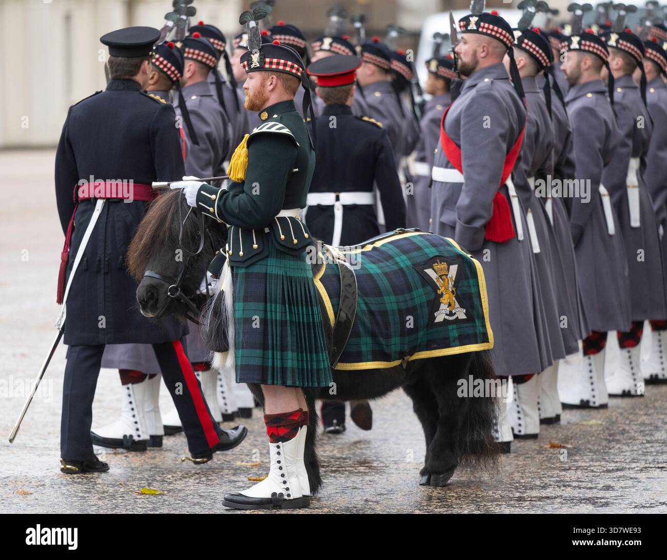 Wellington Barracks, Londra, Regno Unito. 27 novembre 2025. Balaklava Company, 5th Battalion, il Royal Regiment of Scotland viene sottoposto a un'ispezione da parte di alti ufficiali della Household Division prima che iniziino i loro compiti pubblici a Buckingham Palace, St. James's Palace e Castello di Windsor, l'iconica cerimonia del cambio della Guardia e la Torre Guard al loro repertorio. È presente anche la loro mascotte pony delle Shetland, caporale Cruachan IV. Credito: Malcolm Park/Alamy Live News Foto Stock