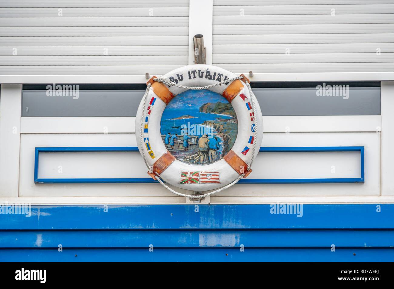 Bagnoschiuma decorativa con scena costiera e bandiera basca a Bermeo, Spagna, cultura tradizionale della pesca Foto Stock