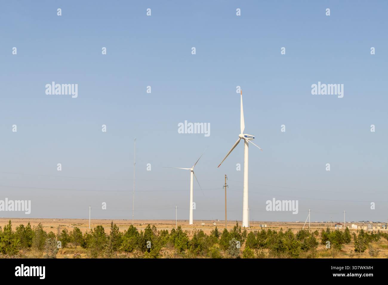 Parco eolico Khizi-Absheron in Azerbaigian. La penisola di Absheron è nota per le sue favorevoli condizioni di vento, che la rendono una posizione ideale per l'energia eolica Foto Stock