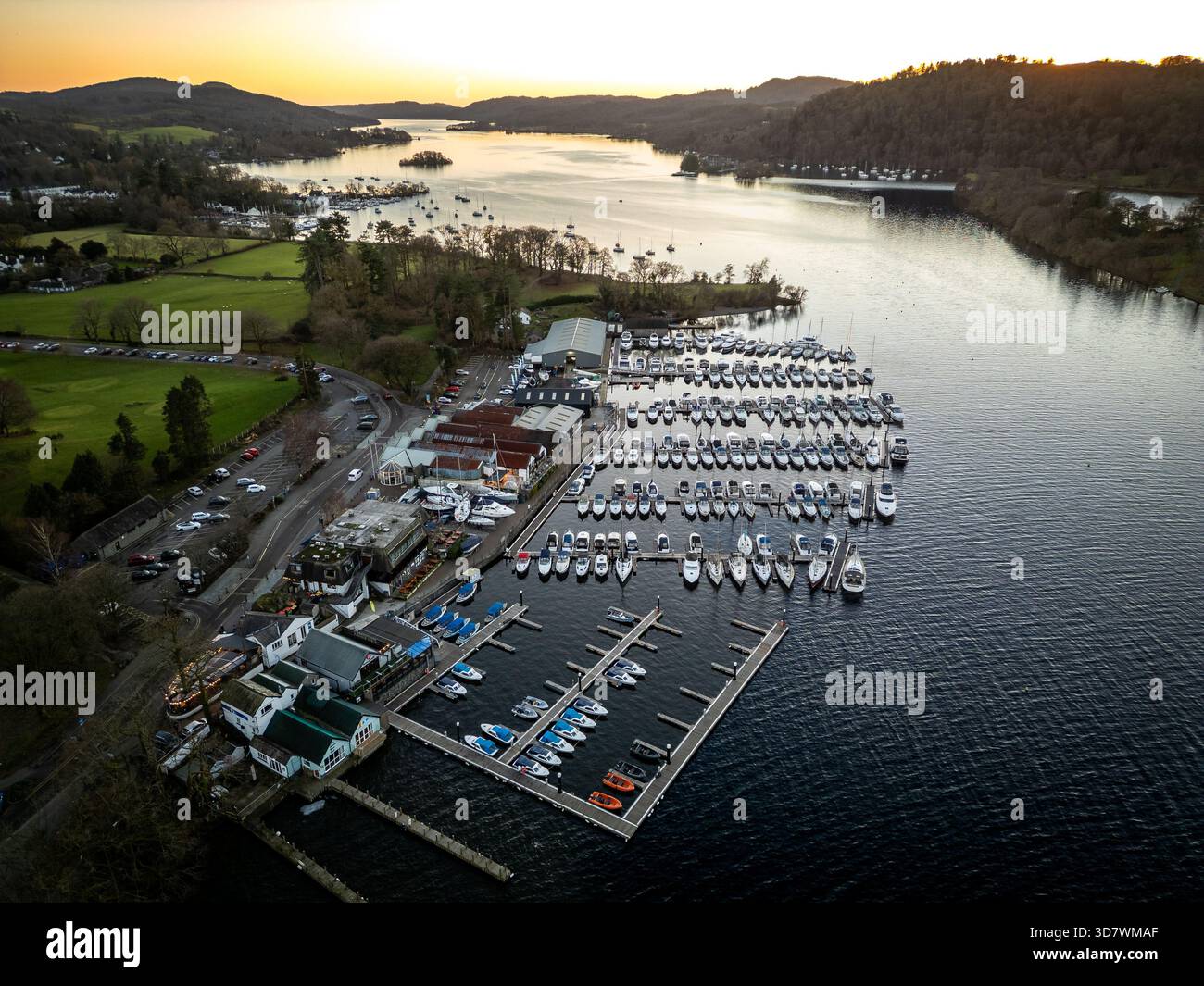 Bowness su Windermere, Cumbria, Regno Unito, 25 novembre 2025. Vista aerea del lago Windermere e dell'area circostante subito dopo il tramonto, con una bella vittoria Foto Stock