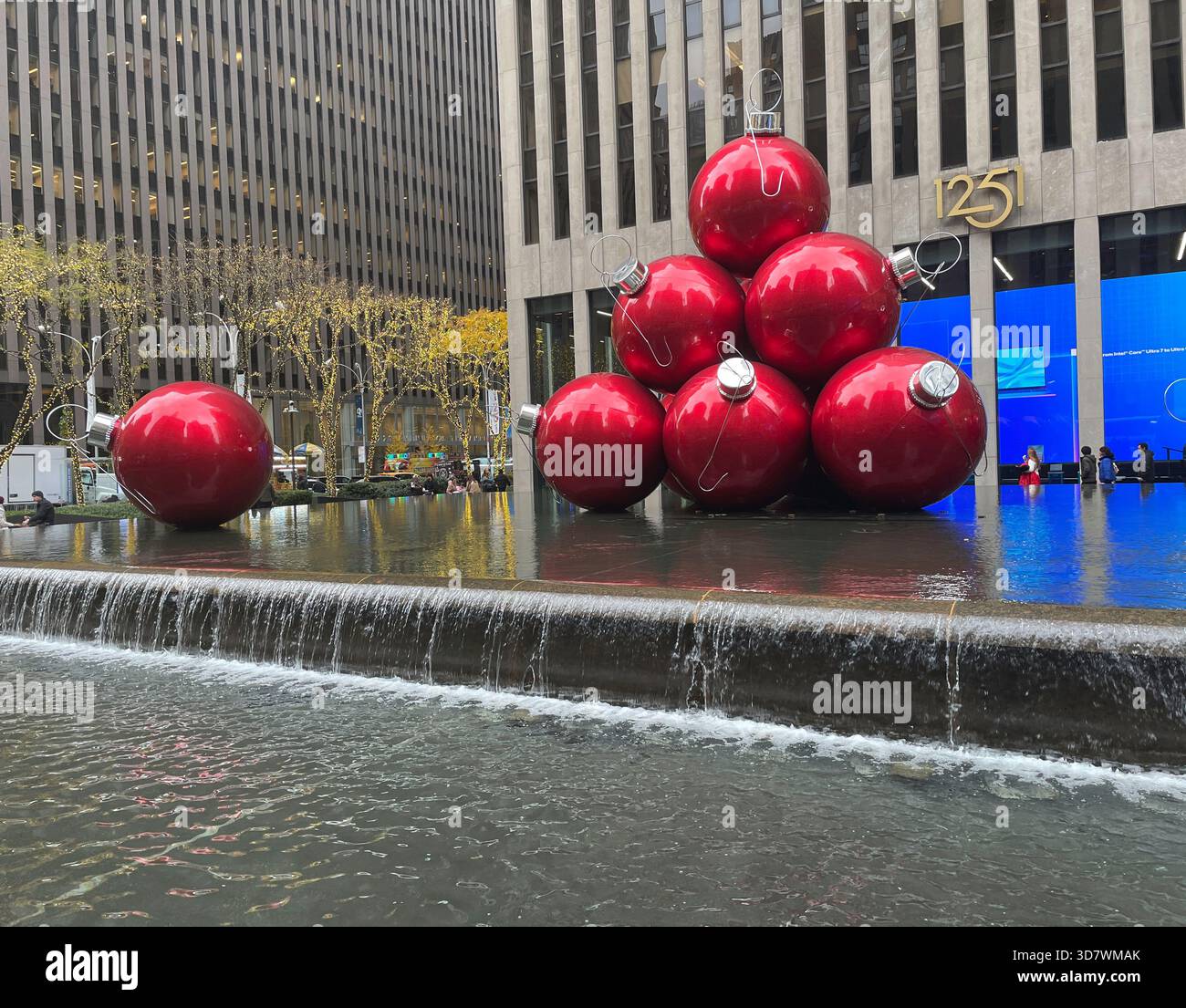 Giant Christmas Ornaments, Reflecting Pool, 1251 Avenue of the Americas, New York City, USA, 2025 - Immagine stock catturata con smartphone