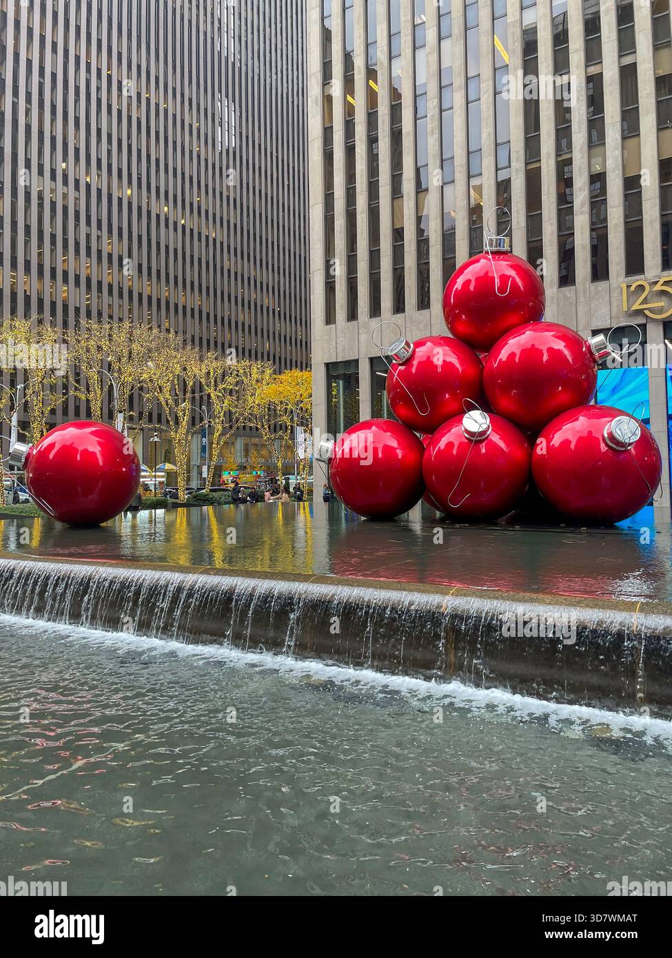 Giant Christmas Ornaments, Reflecting Pool, 1251 Avenue of the Americas, New York City, USA, 2025 - Immagine stock catturata con smartphone