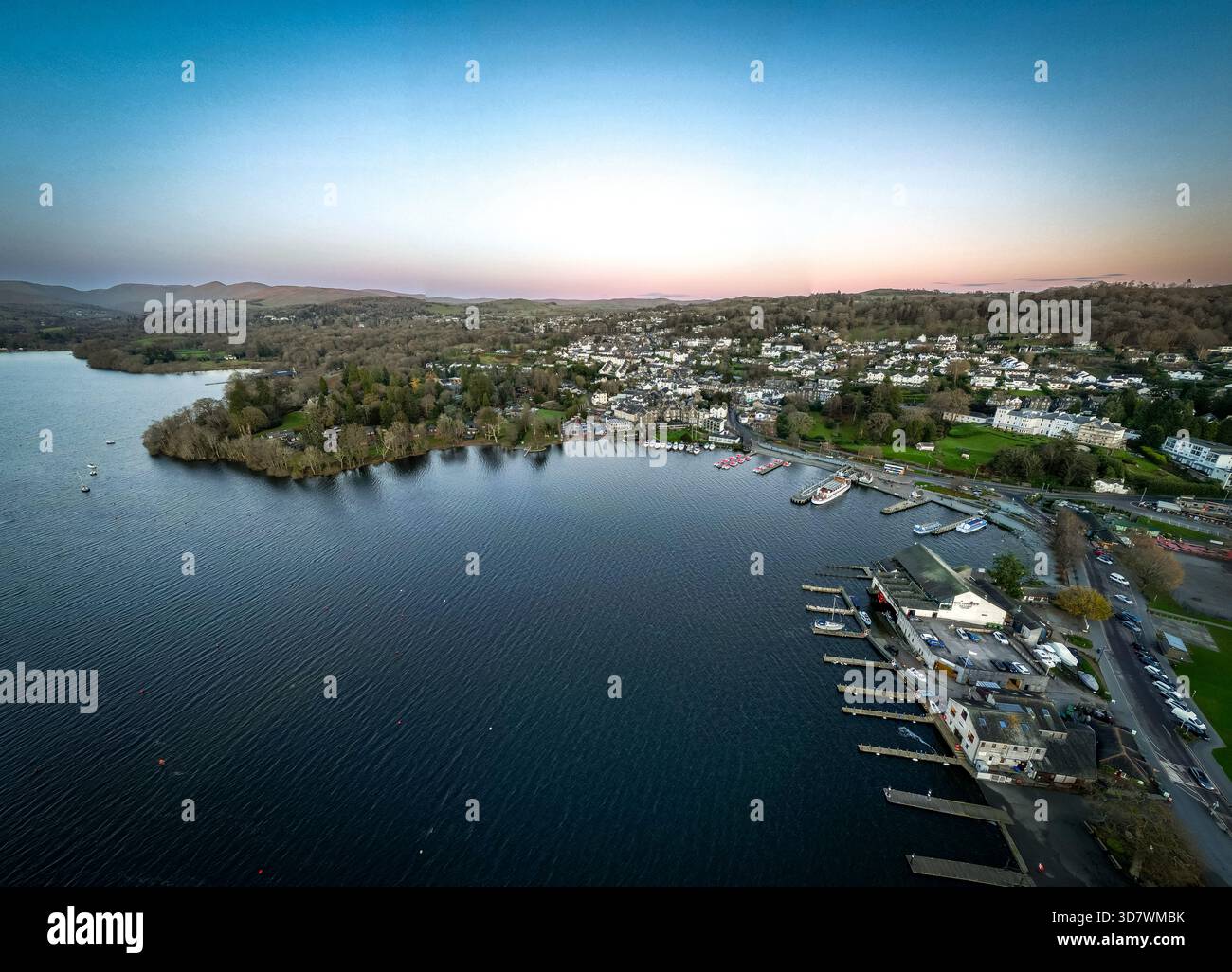 Bowness su Windermere, Cumbria, Regno Unito, 25 novembre 2025. Vista aerea del lago Windermere e dell'area circostante subito dopo il tramonto, con una bella vittoria Foto Stock