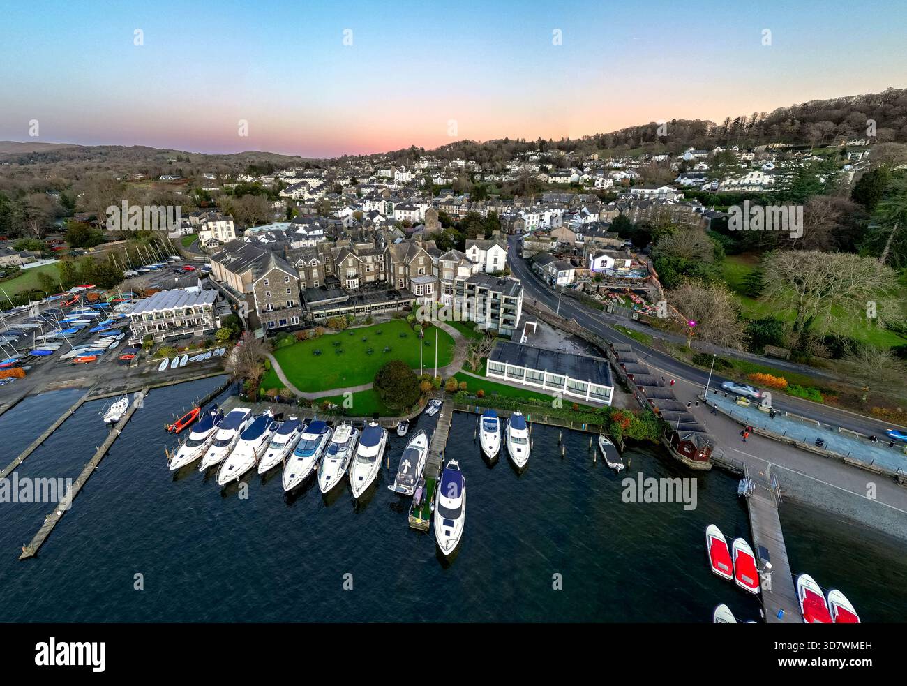 Bowness su Windermere, Cumbria, Regno Unito, 25 novembre 2025. Vista aerea del lago Windermere e dell'area circostante subito dopo il tramonto, con una bella vittoria Foto Stock