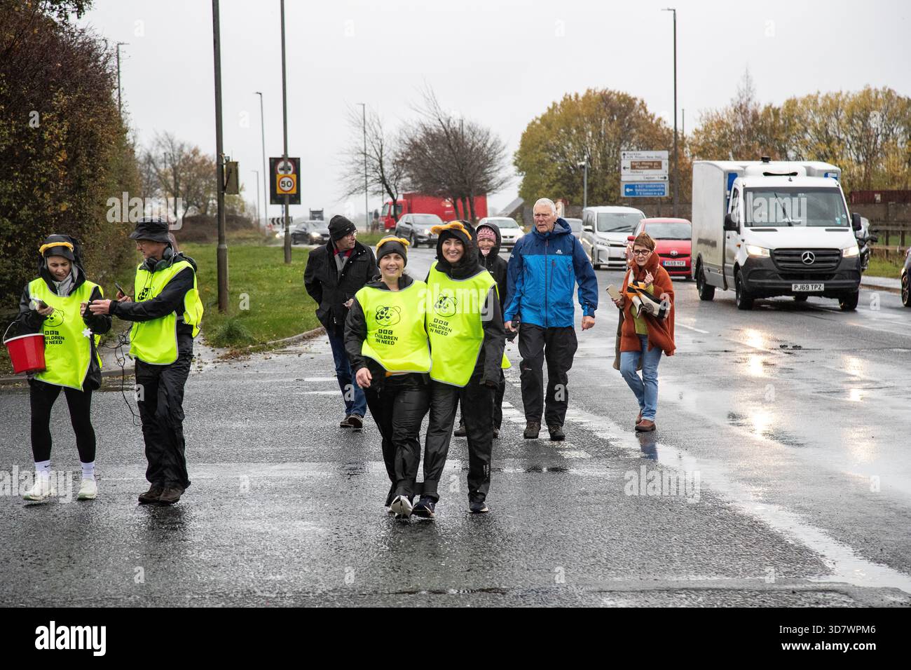 BBCS Amy Garcia e Lyndsey Burrow moglie di Rob durante la loro passeggiata di beneficenza a tre zampe per i bambini della BBC bisognosi 2025 nonostante il tempo molto umido Foto Stock