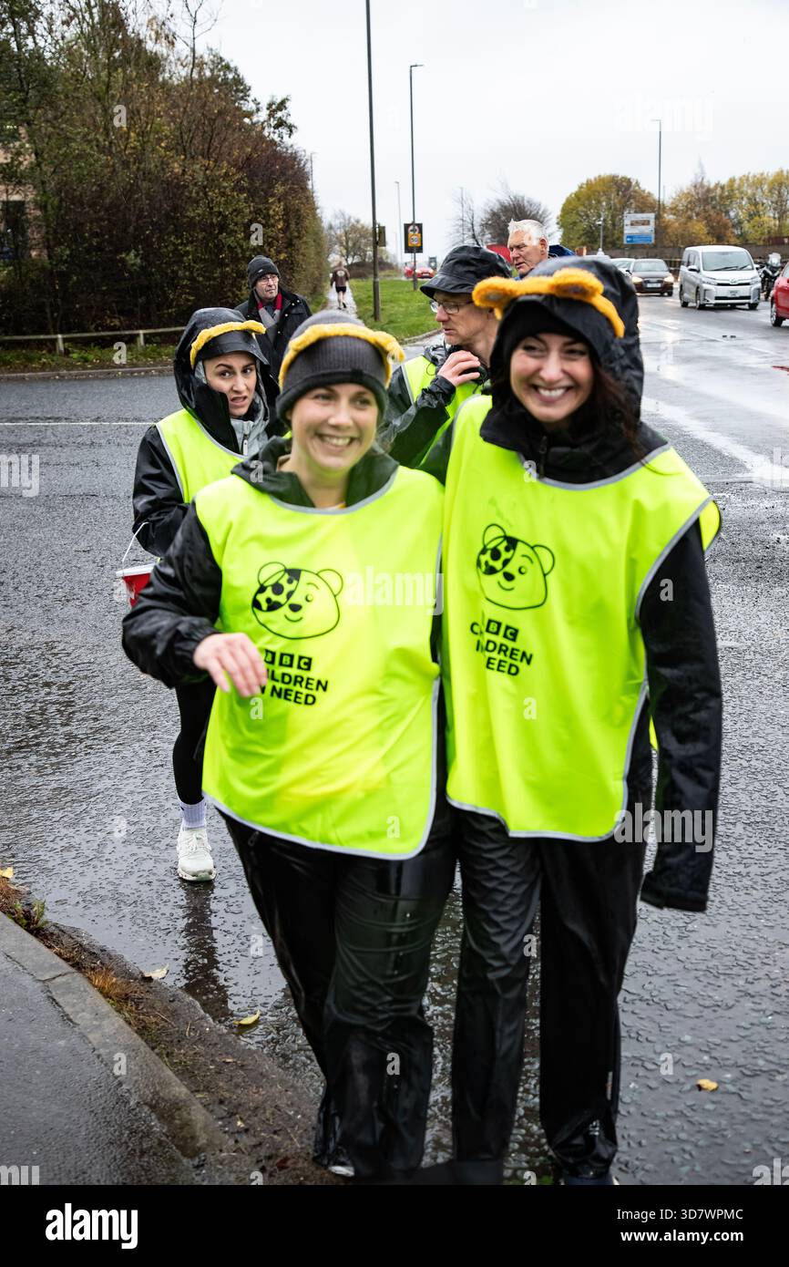 BBCS Amy Garcia e Lyndsey Burrow moglie di Rob durante la loro passeggiata di beneficenza a tre zampe per i bambini della BBC bisognosi 2025 nonostante il tempo molto umido Foto Stock