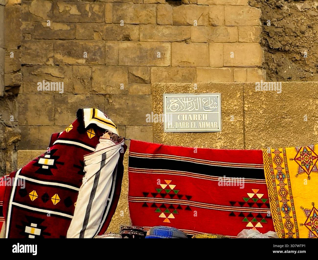 Cairo, Egitto, 22 novembre 2025: Al DARB al Ahmar, DARB Ahmar è un quartiere storico del Cairo, in Egitto, ricco concentrato di architettura islamica, t Foto Stock