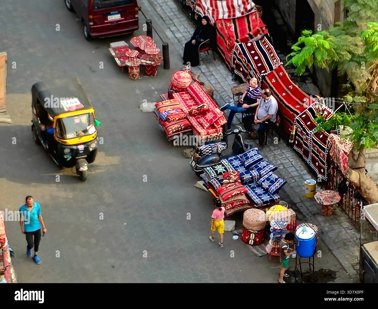 Cairo, Egitto, 22 novembre 2025: Al DARB al Ahmar, DARB Ahmar è un quartiere storico del Cairo, in Egitto, ricco concentrato di architettura islamica, t Foto Stock