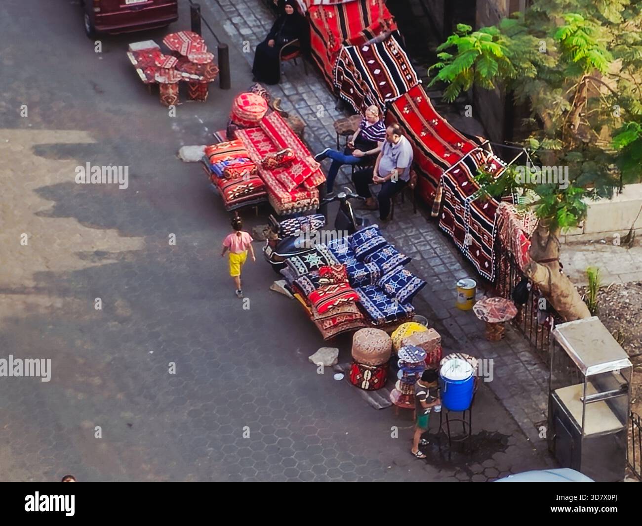 Cairo, Egitto, 22 novembre 2025: Al DARB al Ahmar, DARB Ahmar è un quartiere storico del Cairo, in Egitto, ricco concentrato di architettura islamica, t Foto Stock