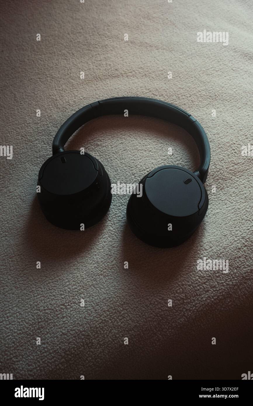 Cuffie wireless nere isolate su sfondo bianco. Immagine STILL Life per pubblicità di prodotti o post sui social media. Foto Stock