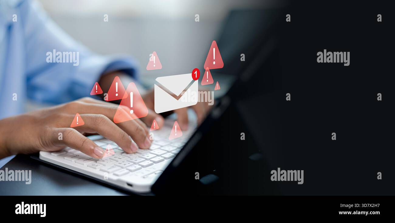 Digitazione manuale sulla tastiera con icone di avviso e-mail, simboli di avviso di phishing e notifiche digitali dei rischi, che rappresentano minacce alla sicurezza informatica e onlin Foto Stock
