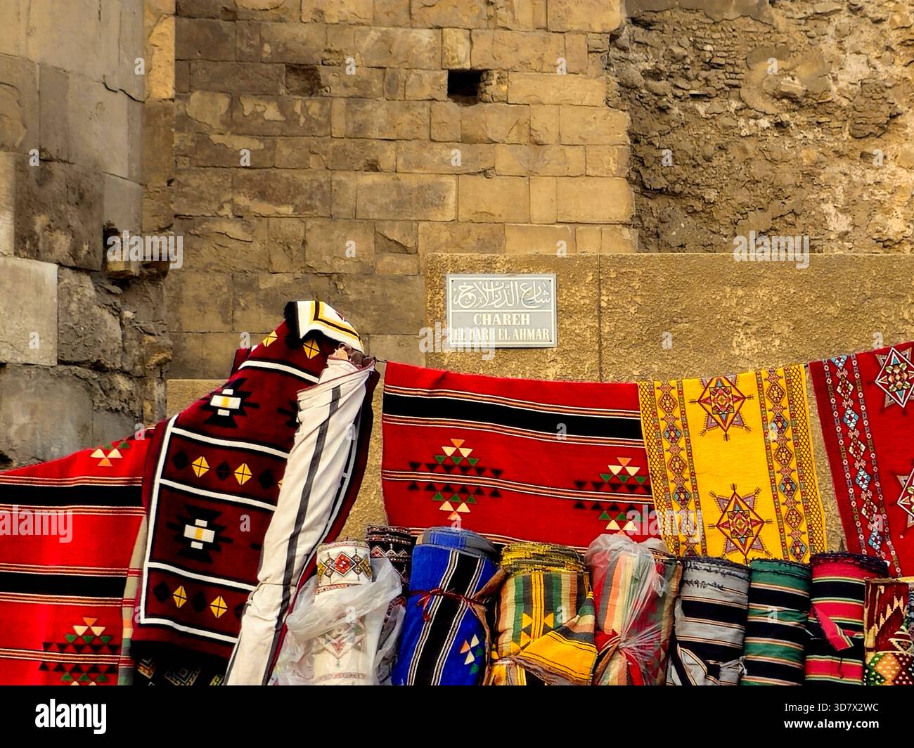 Cairo, Egitto, 22 novembre 2025: Al DARB al Ahmar, DARB Ahmar è un quartiere storico del Cairo, in Egitto, ricco concentrato di architettura islamica, t Foto Stock