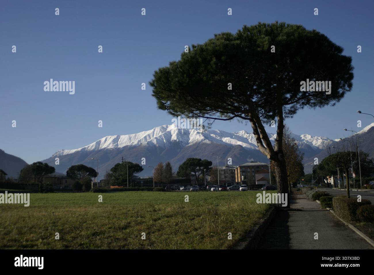 Vista sulle montagne vicino a Colico, Lombardia, Italia. Foto Stock
