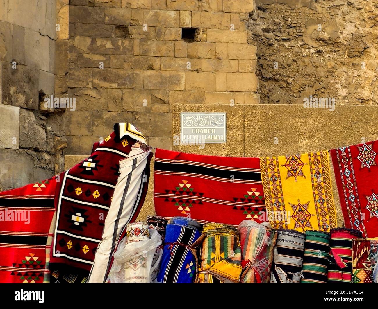 Cairo, Egitto, 22 novembre 2025: Al DARB al Ahmar, DARB Ahmar è un quartiere storico del Cairo, in Egitto, ricco concentrato di architettura islamica, t Foto Stock