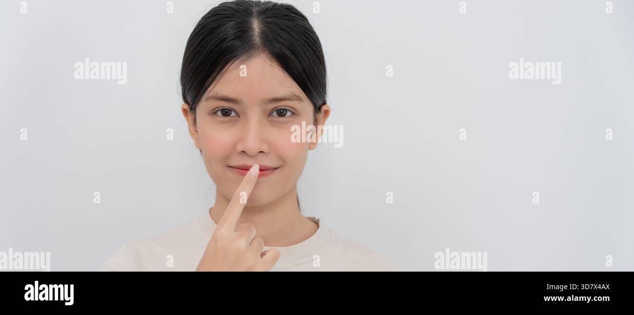 Chirurgia plastica, bellezza, chirurgo o estetista che toccano il viso della donna, procedura chirurgica che comporta alterazione della forma del naso, il medico esamina il paziente no Foto Stock