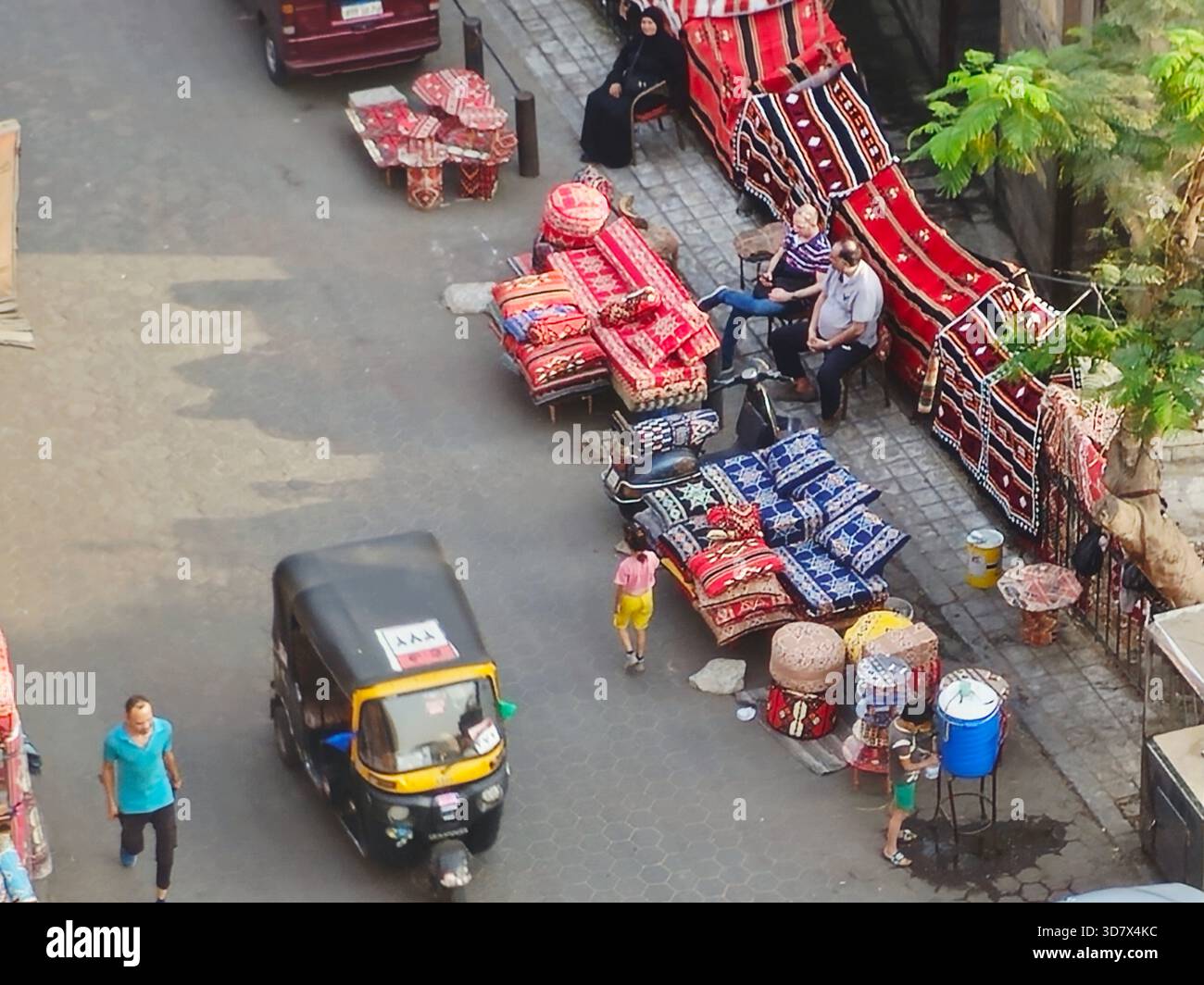 Cairo, Egitto, 22 novembre 2025: Al DARB al Ahmar, DARB Ahmar è un quartiere storico del Cairo, in Egitto, ricco concentrato di architettura islamica, t Foto Stock