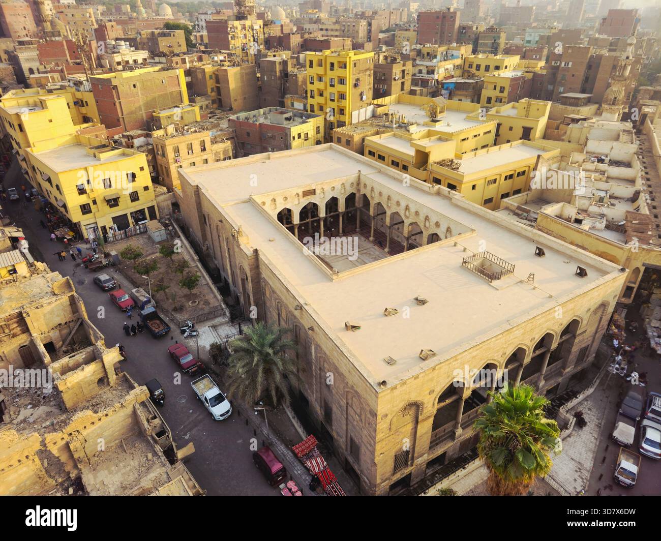 Cairo, Egitto, 22 novembre 2025: Vista dall'alto della moschea al-Salih Ta'i, una moschea situata in al-DARB al-Ahmar, a sud di Bab Zuweila, appena fuori dal Foto Stock