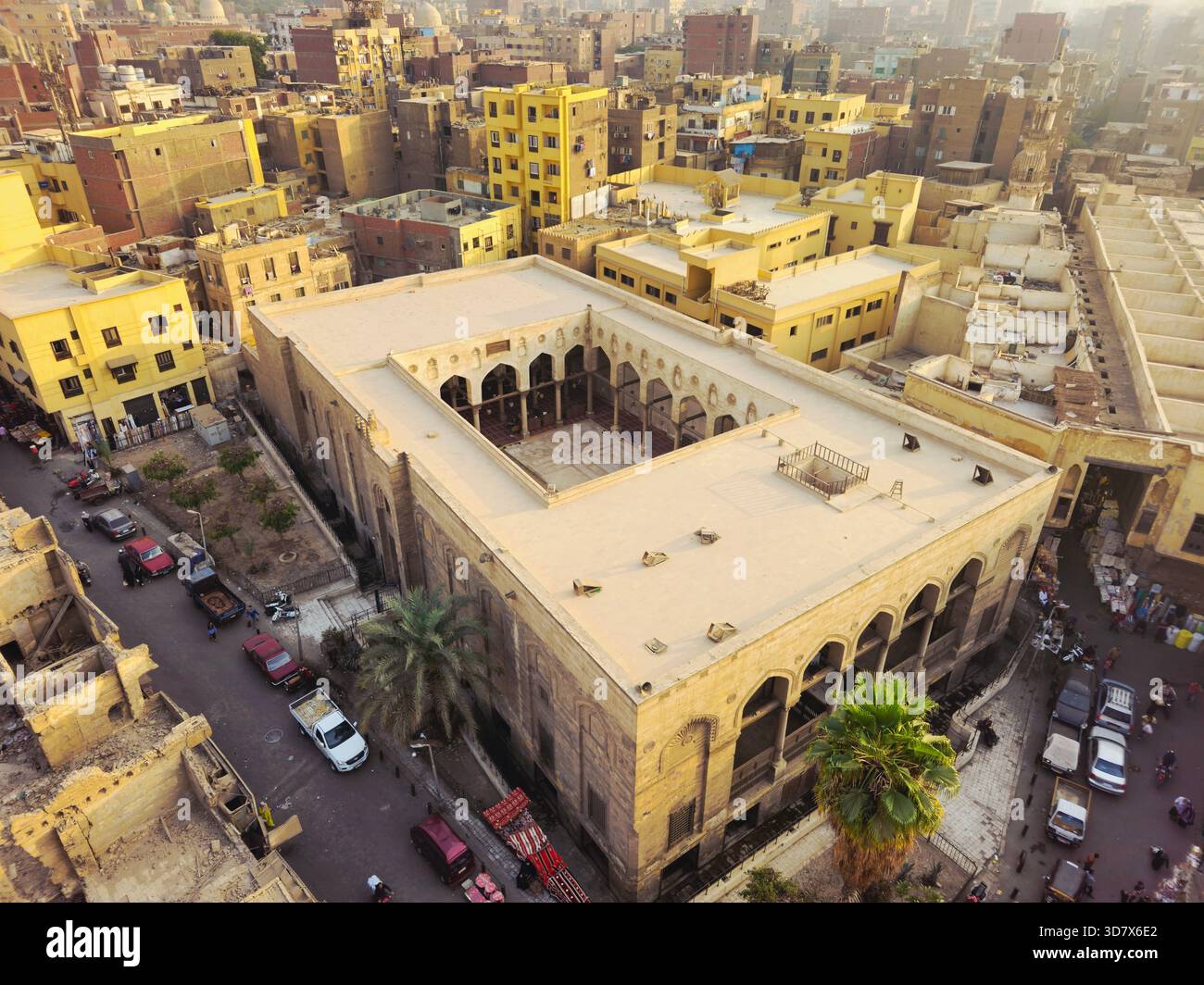 Cairo, Egitto, 22 novembre 2025: Vista dall'alto della moschea al-Salih Ta'i, una moschea situata in al-DARB al-Ahmar, a sud di Bab Zuweila, appena fuori dal Foto Stock