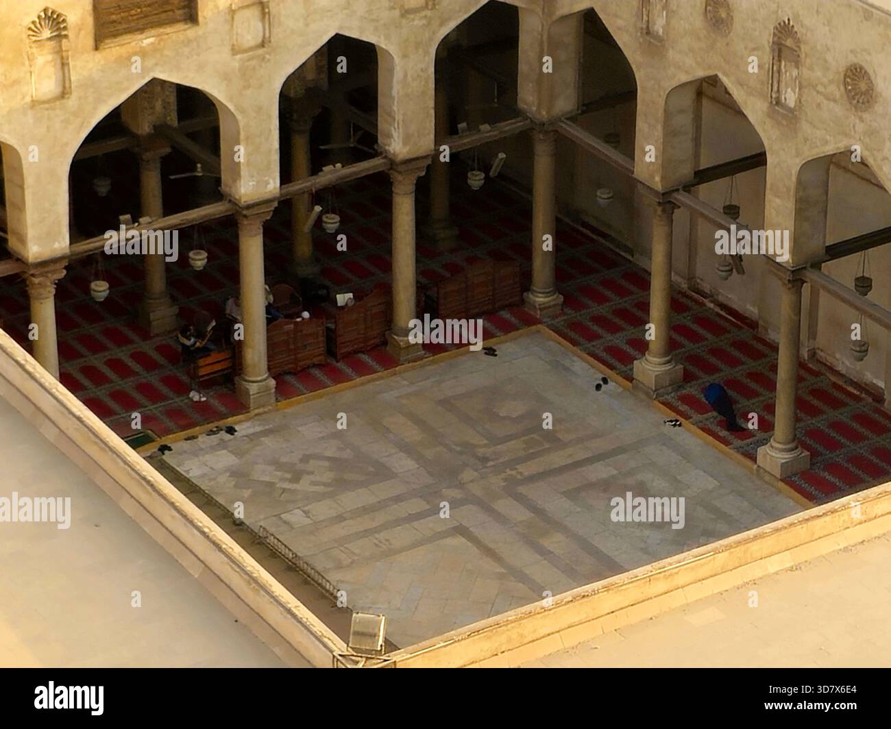 Cairo, Egitto, 22 novembre 2025: Vista dall'alto della moschea al-Salih Ta'i, una moschea situata in al-DARB al-Ahmar, a sud di Bab Zuweila, appena fuori dal Foto Stock
