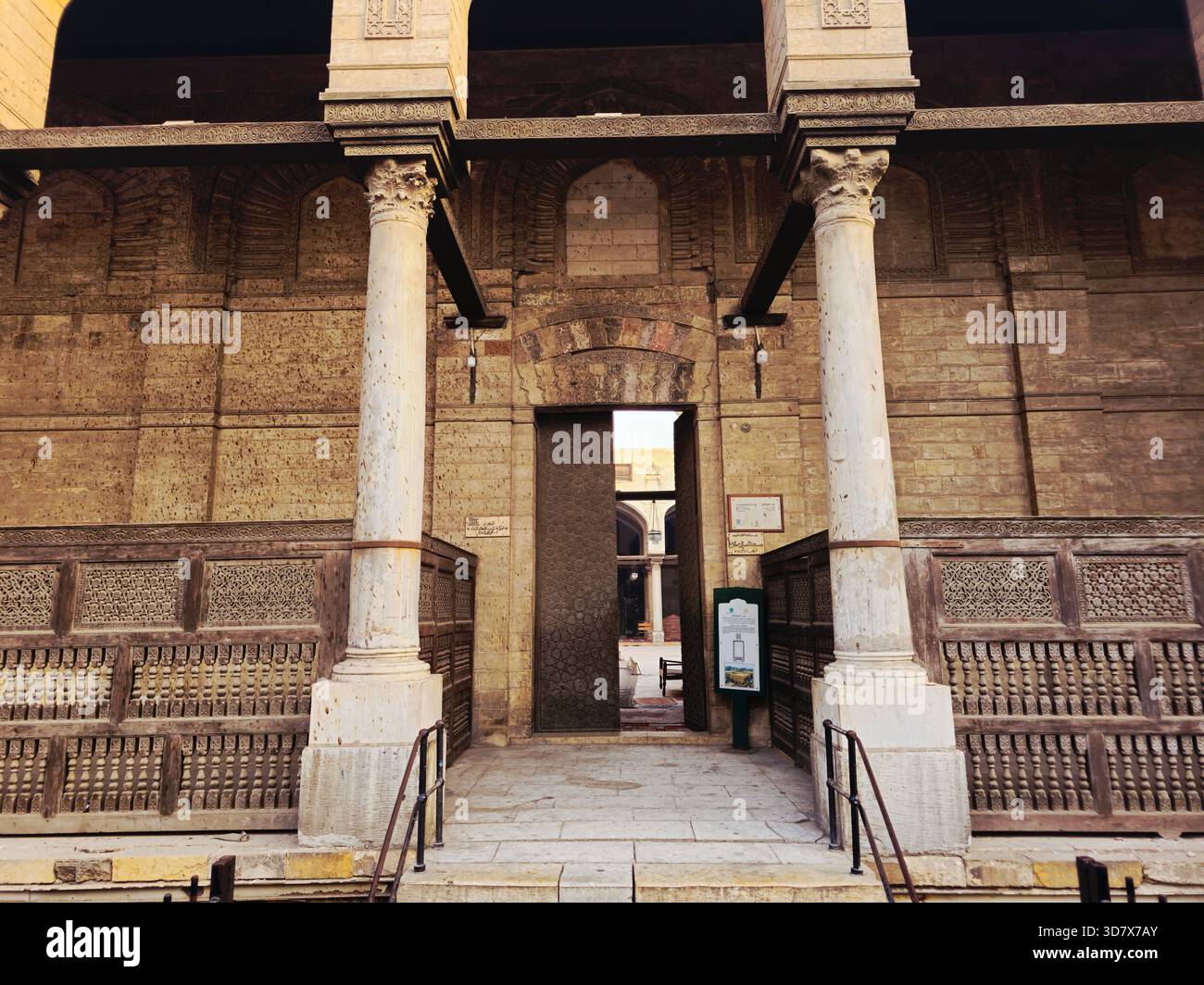 Cairo, Egitto, 22 novembre 2025: La moschea al-Salih Ta'i, una moschea situata in al-DARB al-Ahmar, a sud di Bab Zuweila, appena fuori dal centro meridionale Foto Stock
